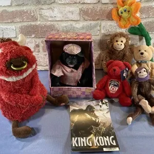 BOX LOT: ASSORTED PLUSH ANIMALS & KING KONG PAPER