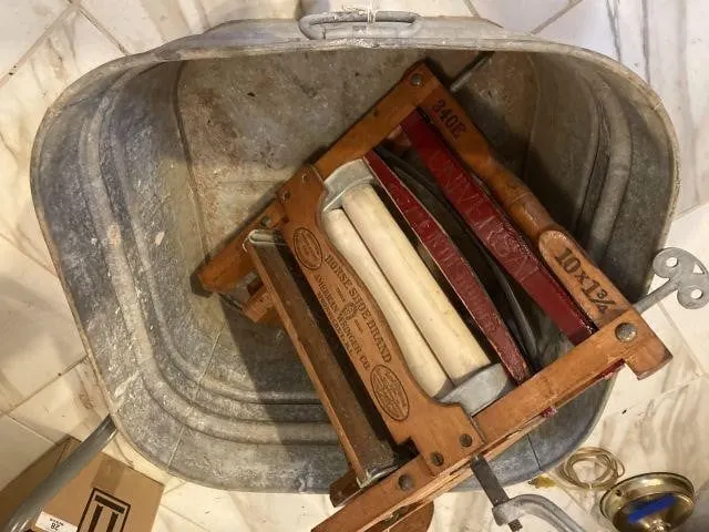 (2 PCS) VINTAGE CLOTHES WRINGER & SQUARE WASH TUB