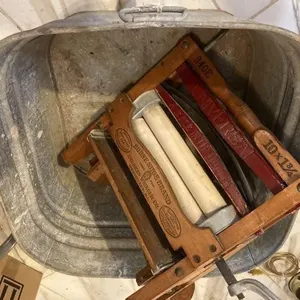 (2 PCS) VINTAGE CLOTHES WRINGER & SQUARE WASH TUB