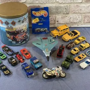 BOX LOT: ASSORTED DIE CAST CARS, TIN, 1 HOTWHEEL