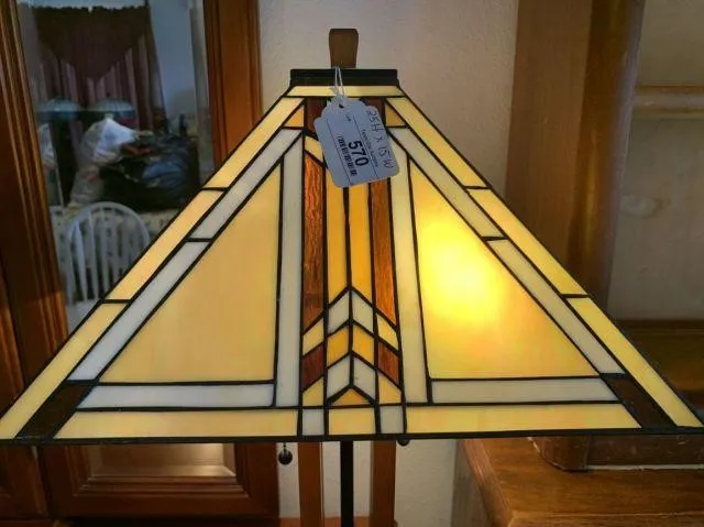 NICE, ARTS & CRAFTS STYLE TABLE LAMP WITH STAINED