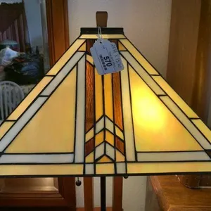 NICE, ARTS & CRAFTS STYLE TABLE LAMP WITH STAINED