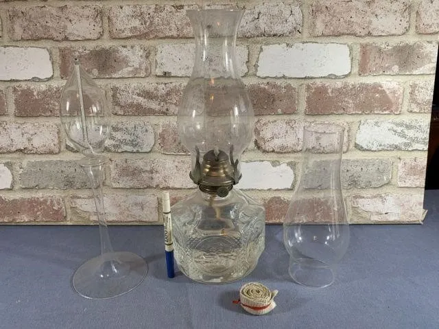 VINTAGE OIL LAMP, WATERLILY TABLE OIL LAMP & AN