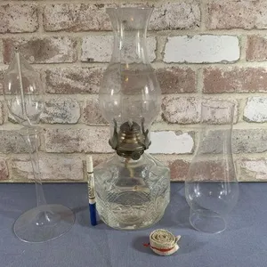 VINTAGE OIL LAMP, WATERLILY TABLE OIL LAMP & AN