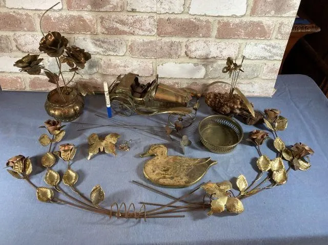 BOX LOT: 9+ PIECES OF BRASS & METAL D�COR PIECES