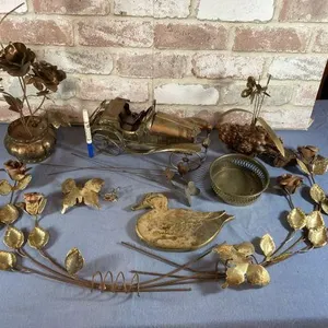 BOX LOT: 9+ PIECES OF BRASS & METAL D�COR PIECES