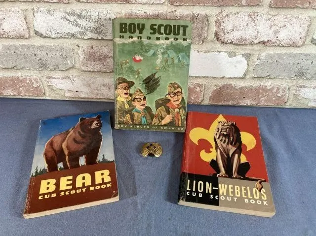 SELECTION OF BOY SCOUT ITEMS: HANDBOOKS & SCARF