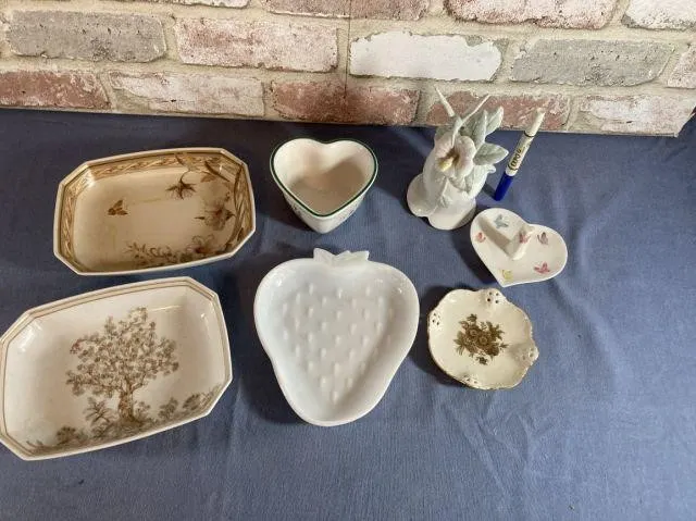 7 PCS TRINKET TRAYS AND PLATES AND A SAN FRANCISCO