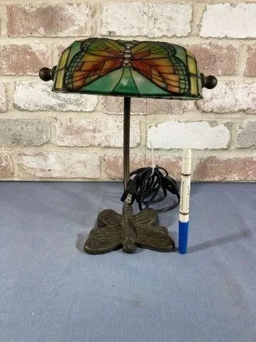 SMALL ACCENT LAMP WITH A BUTTERFLY BASE AND A