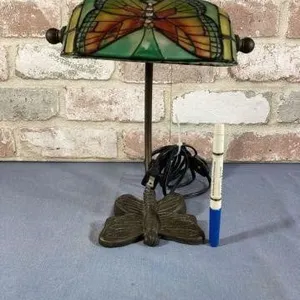 SMALL ACCENT LAMP WITH A BUTTERFLY BASE AND A