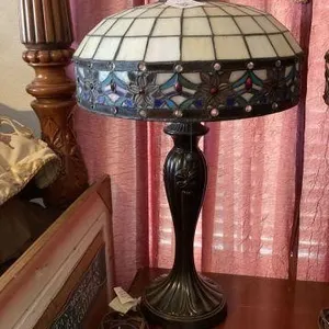 NICE, TIFFANY-STYLE STAINED GLASS ACCENT TABLE