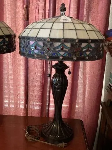 NICE, TIFFANY-STYLE STAINED GLASS ACCENT TABLE LAM