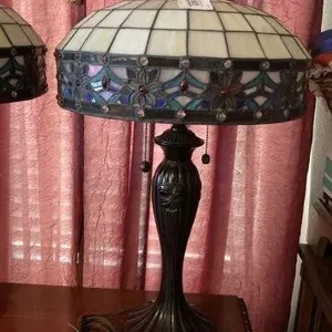 NICE, TIFFANY-STYLE STAINED GLASS ACCENT TABLE LAM