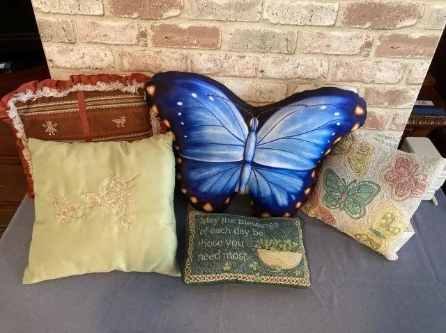 SELECTION OF 5 VINTAGE DECORATIVE THROW PILLOWS