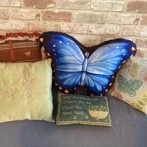SELECTION OF 5 VINTAGE DECORATIVE THROW PILLOWS