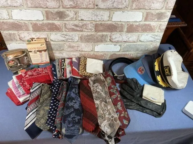 SELECTION OF TIES, HANKERCHIEFS, CAPS, GLOVES,