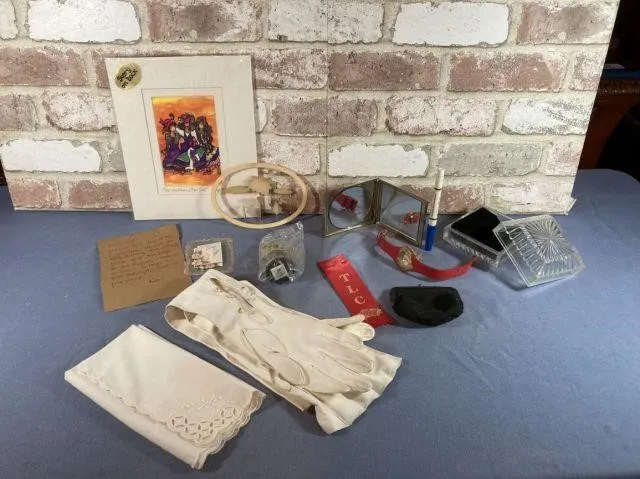 ASSORTMENT OF VINTAGE ITEMS: GLOVES, HANKY, WATCH,