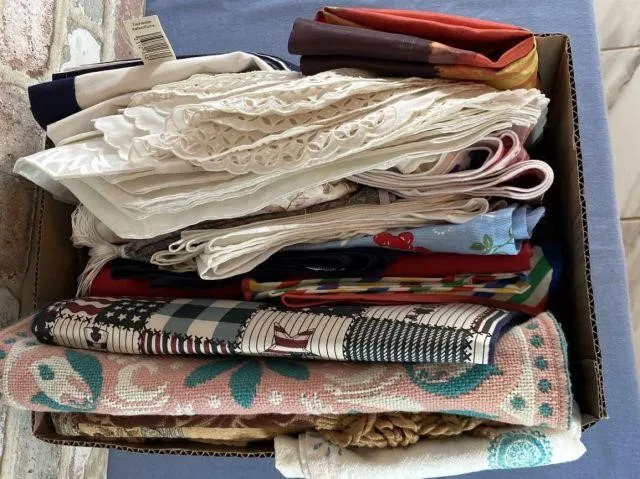 BOX LOT WITH A LARGE SELECTION OF TABLE RUNNERS