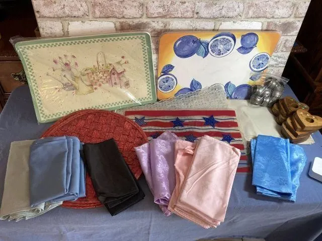 2 BOXES OF NAPKINS AND PLACEMATS & SOME NAPKIN