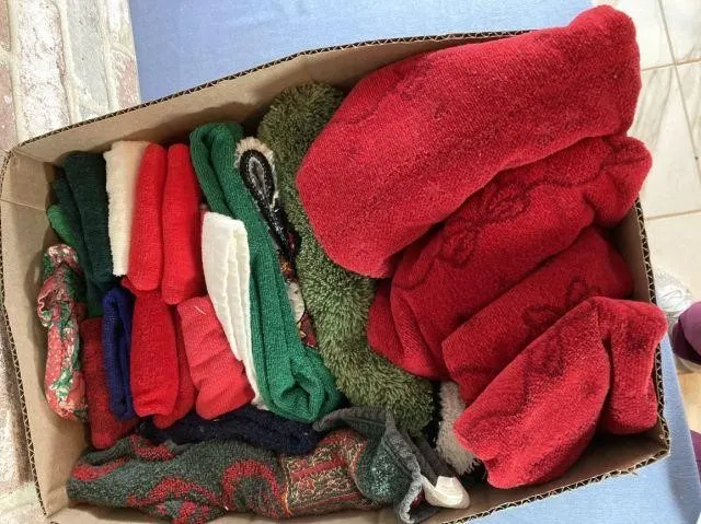 SELECTION OF ASSORTED CHRISTMAS TOWELS AND A RUG