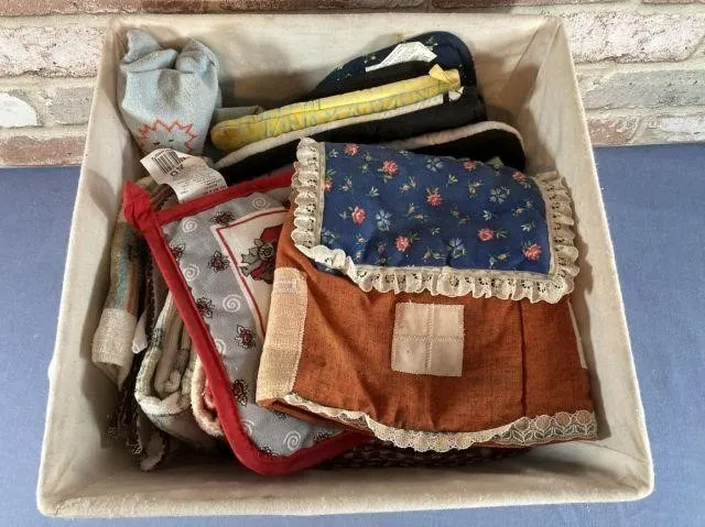 WOVEN BASKET WITH ASSORTMENT OF HAND-TOWELS