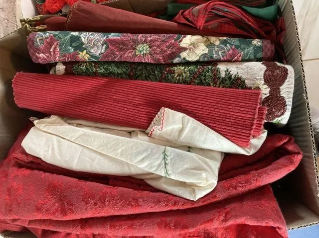 BOX LOT AND BASKET: SELECTION OF HOLIDAY TABLE-