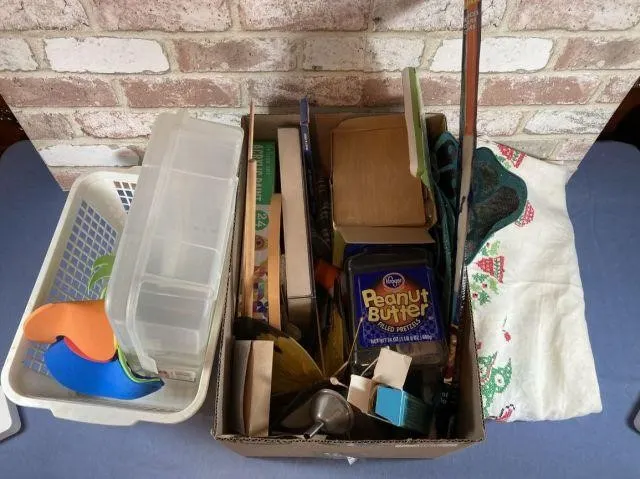 BOX LOT OF ASSORTED CRAFTING SUPPLIES