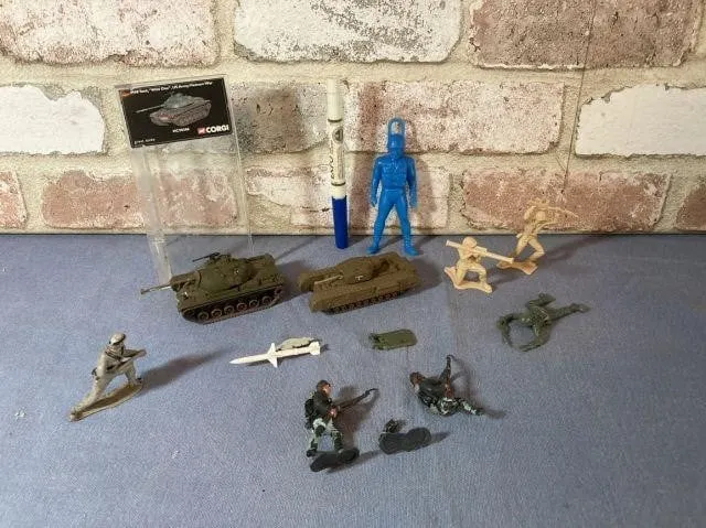 BOX LOT: ASSORTED MILITARY FIGURES AND 2 MINIATURE