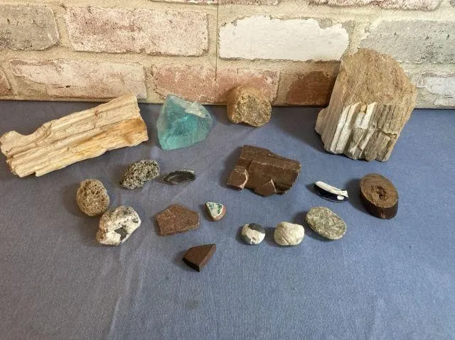 BOX LOT; ASSORTED COLLECTION OF ROCKS, MINERALS