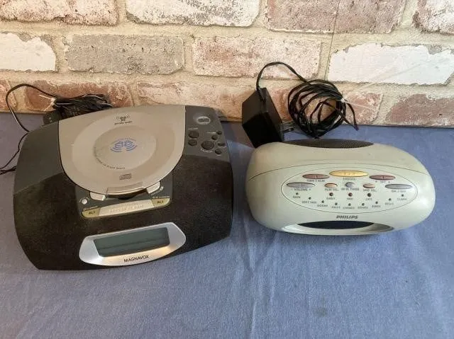 2 PCS: MAGNAVOX STEREO CD CLOCK RADIO AND A