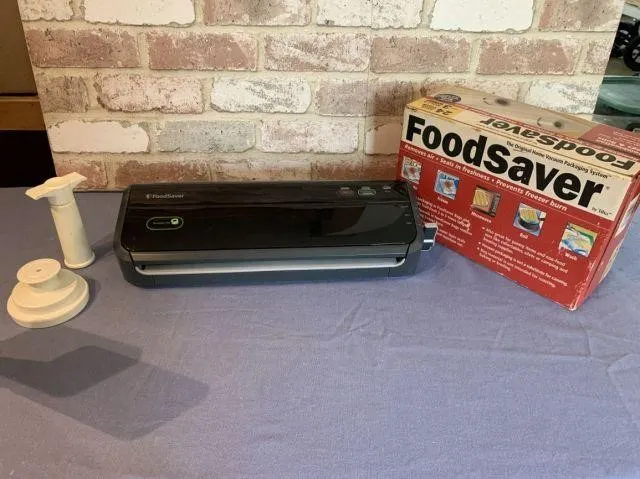 BOX LOT: FOOD SAVER VACUUM SEALER MACHINE, BOX