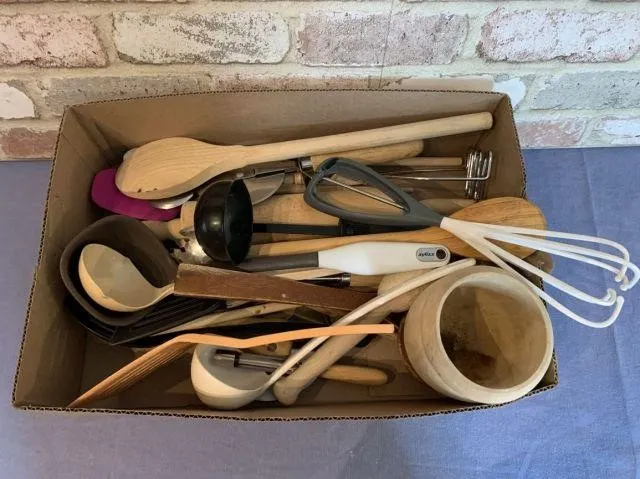 SELECTION OF ASSORTED WOOD AND PLASTIC KITCHEN