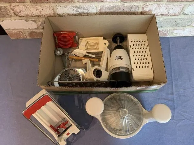 SELECTION OF ASSORTED CHOPPERS AND SLICERS