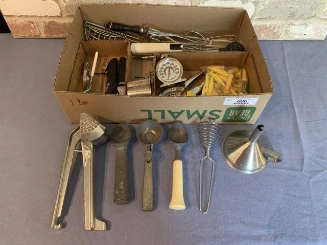 BOX LOT; ASSORTED KITCHENALIA AND GADGETS