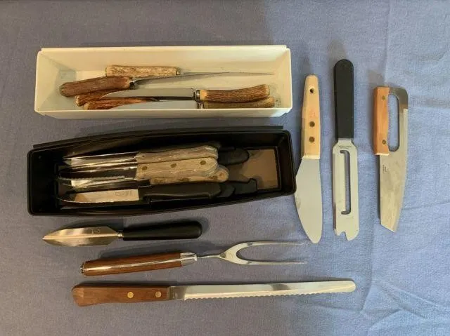 BOX LOT: ASSORTED KNIVES AND CUTTING UTENSILS
