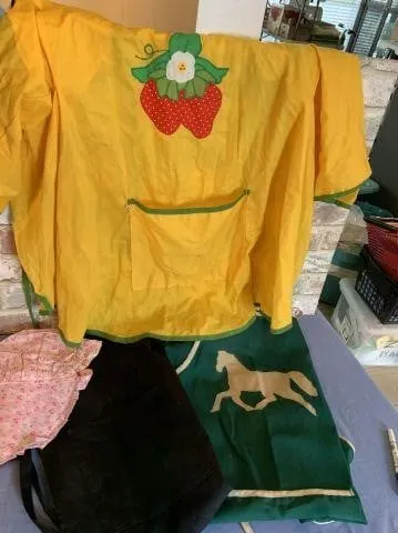 SELECTION OF ASSORTED APRONS AND ONE GRANNY