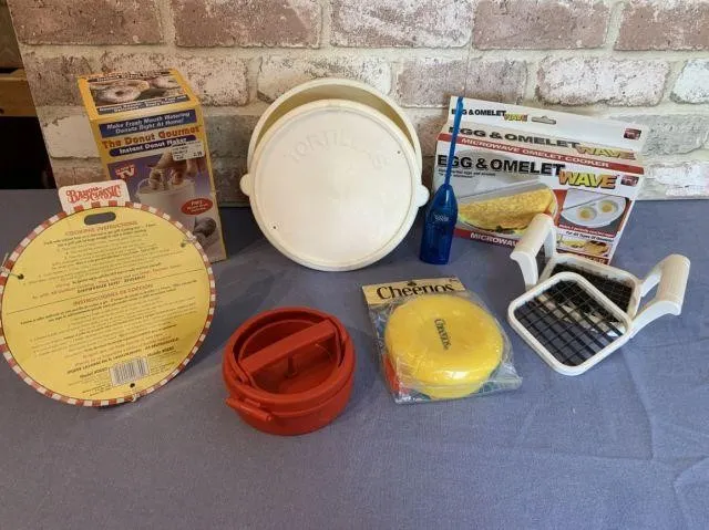 BOX LOT: ASSORTED KITCHEN GADGETS- SOME "AS SEEN