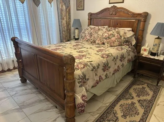 HEADBOARD, FOOTBOARD AND RAILS & LINENS