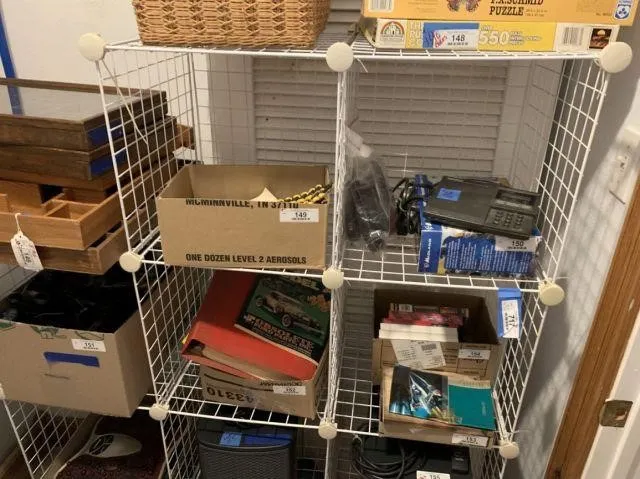 WIRE SHELF WITH 8 CUBES AND A ROLLING WIRE MESH