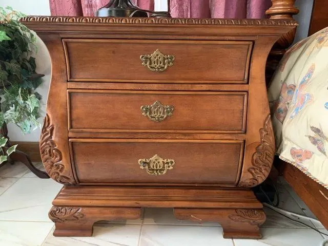 BEDSIDE / END TABLE WITH DECORATIVE EDGE