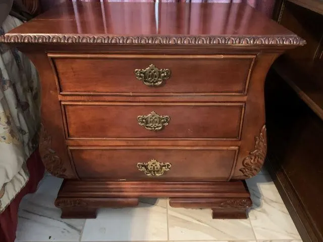 BEDSIDE / END TABLE WITH DECORATIVE EDGE