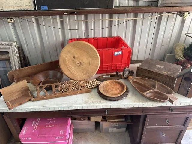 PLASTIC TUB WITH ASSORTED WOOD ITEMS: KEY RACK,