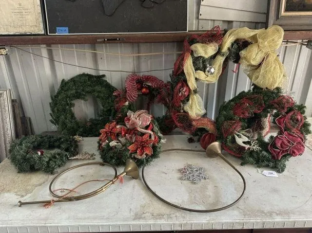 8 PCS: ASSORTMENT OF CHRISTMAS WREATHS AND