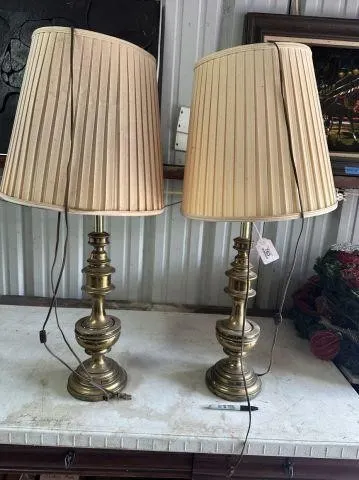 2 PCS: BRASS-TONE TABLE LAMPS WITH PLEATED SHADES