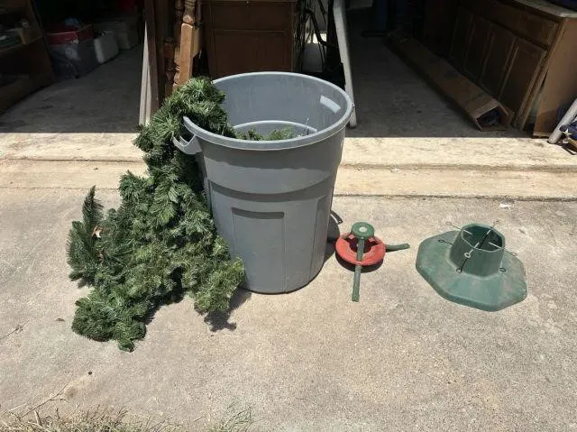 RUBBERMAID TRASH CAN WITH 2 CHRISTMAS TREE