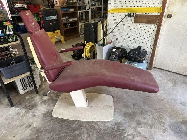 ADJUSTABLE DENTAL CHAIR; 45" X 21" X 46"; ROYAL