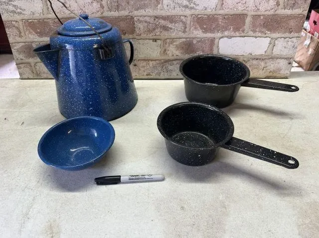 4 PCS ENAMELWARE: COFFEE POT, 2 SMALL PANS AND