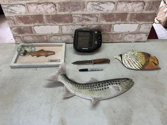 BOX LOT: ASSORTMENT OF FISH D�COR AND FISHING