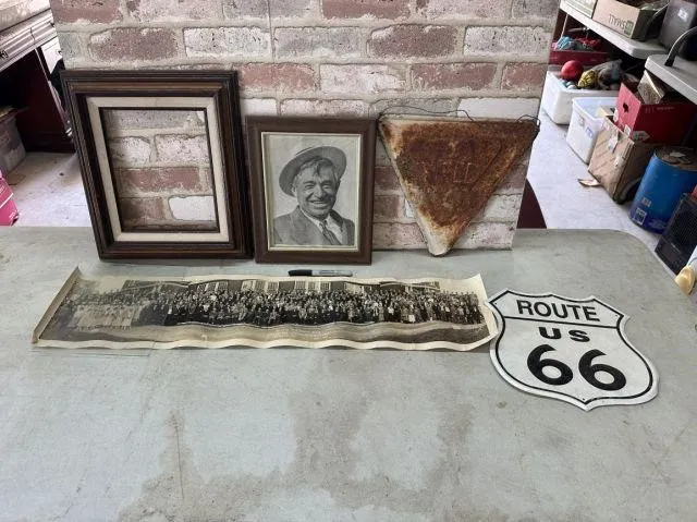 GROUPING: PHOTO OF WILL ROGERS, TIN YIELD SIGN,