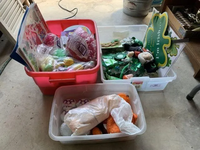 3 PLASTIC TUBS: SELECTION OF ASSORTED HOLIDAY